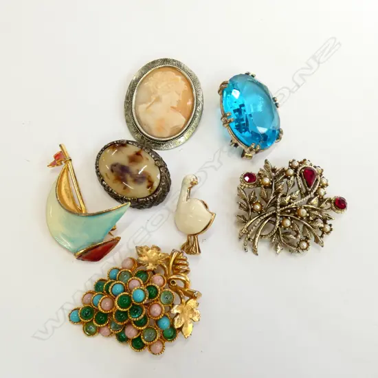 BOX OF DRESS BROOCHES