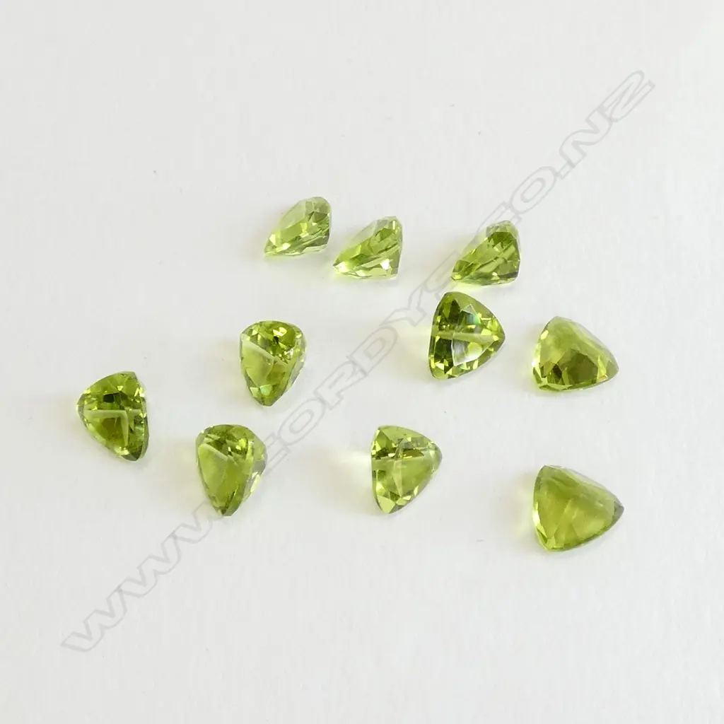 TEN UNSET TRILLION CUT PERIDOT GEMSTONES Image 1++