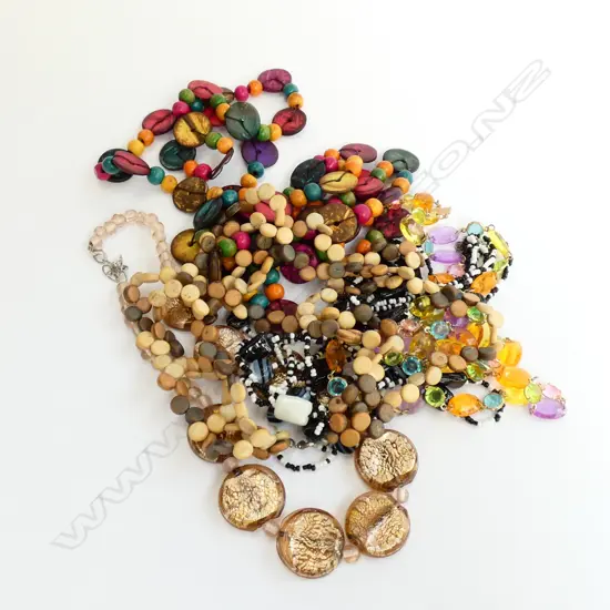 BOX COLOURED BEADS