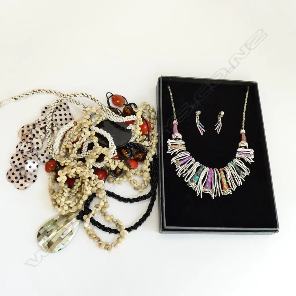 BOX SHELL & GLASS STYLE NECKLACES + COSTUME NECKLACE Image 1++