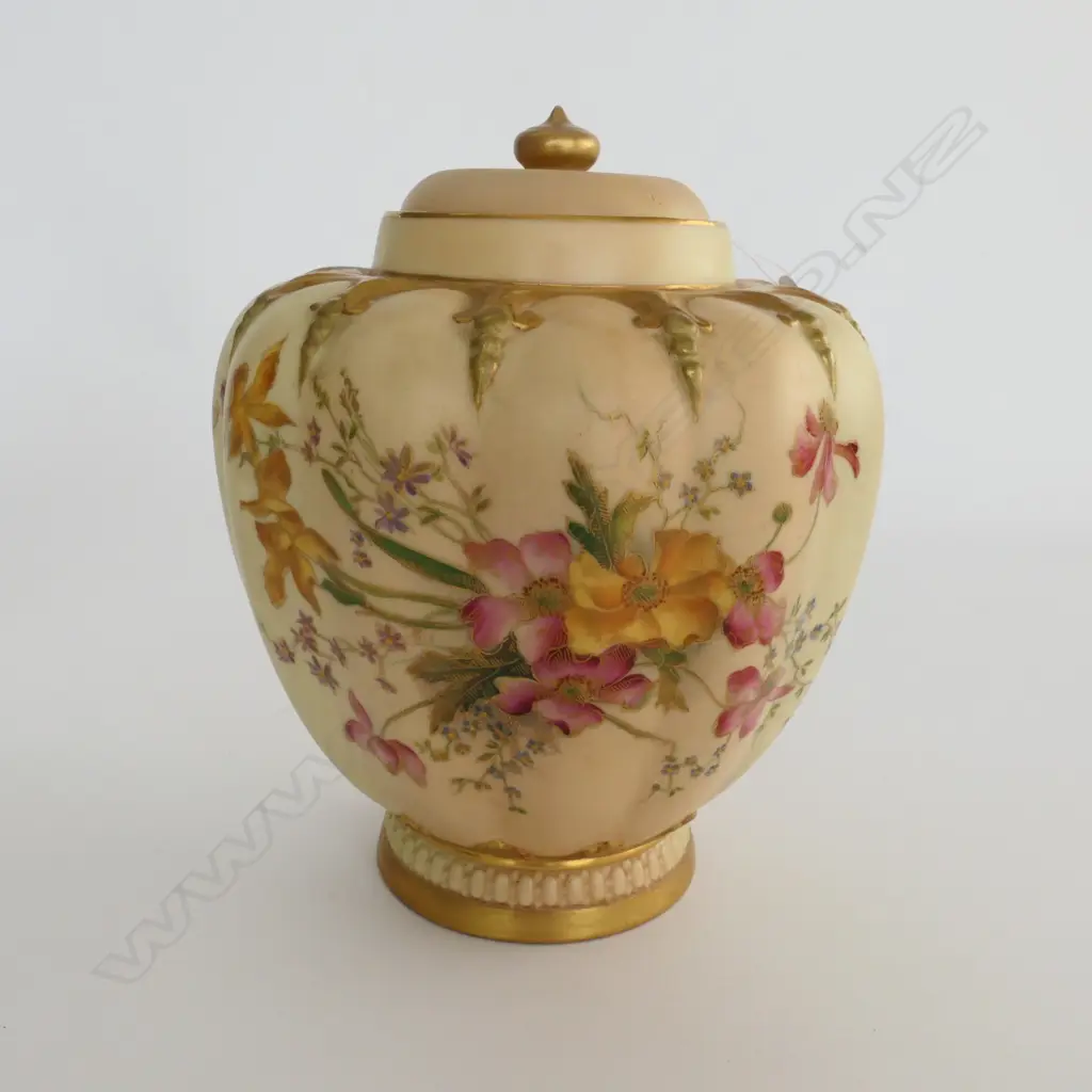 An Edwardian Royal Worcester porcelain hand painted potpourri urn Image 1++