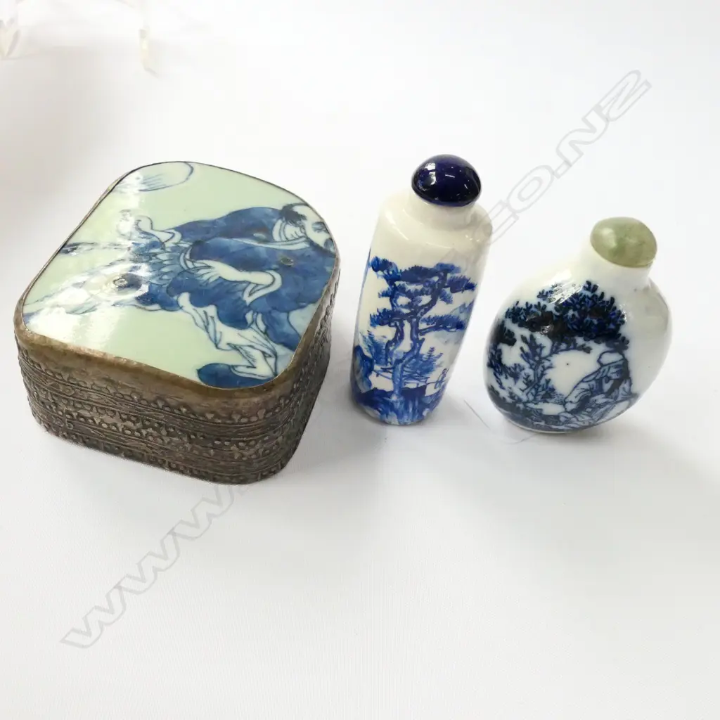 2 CHINESE B/W SNUFF BOTTLES & PORCELAIN FRAGMENT LIDDED BOX Image 1++