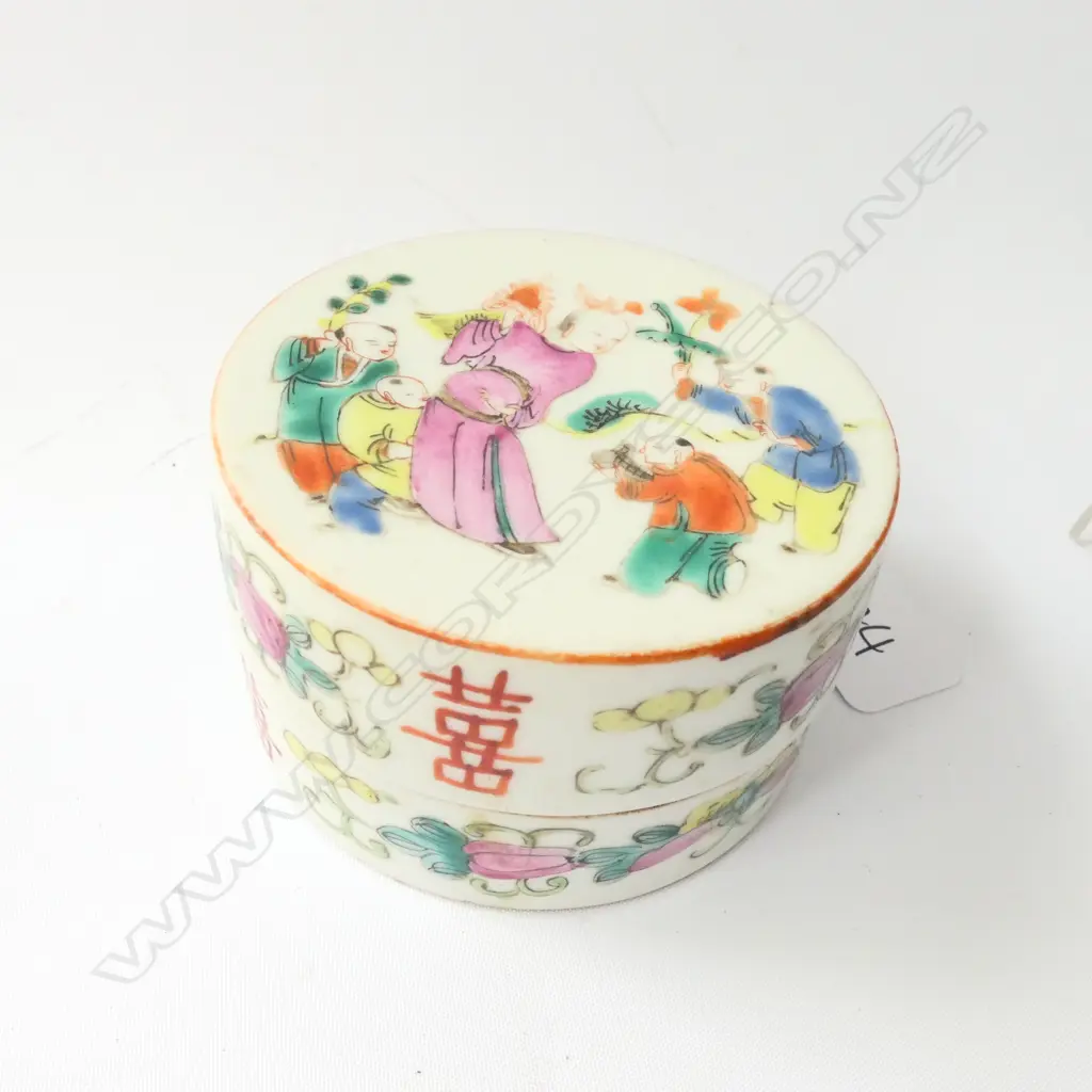 ANTIQUE CHINESE PORCELAIN CIRCULAR BOX DECORATATED IN FAMILLE ROSE ENAMELS Image 1++