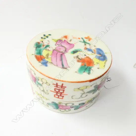 ANTIQUE CHINESE PORCELAIN CIRCULAR BOX DECORATATED IN FAMILLE ROSE ENAMELS