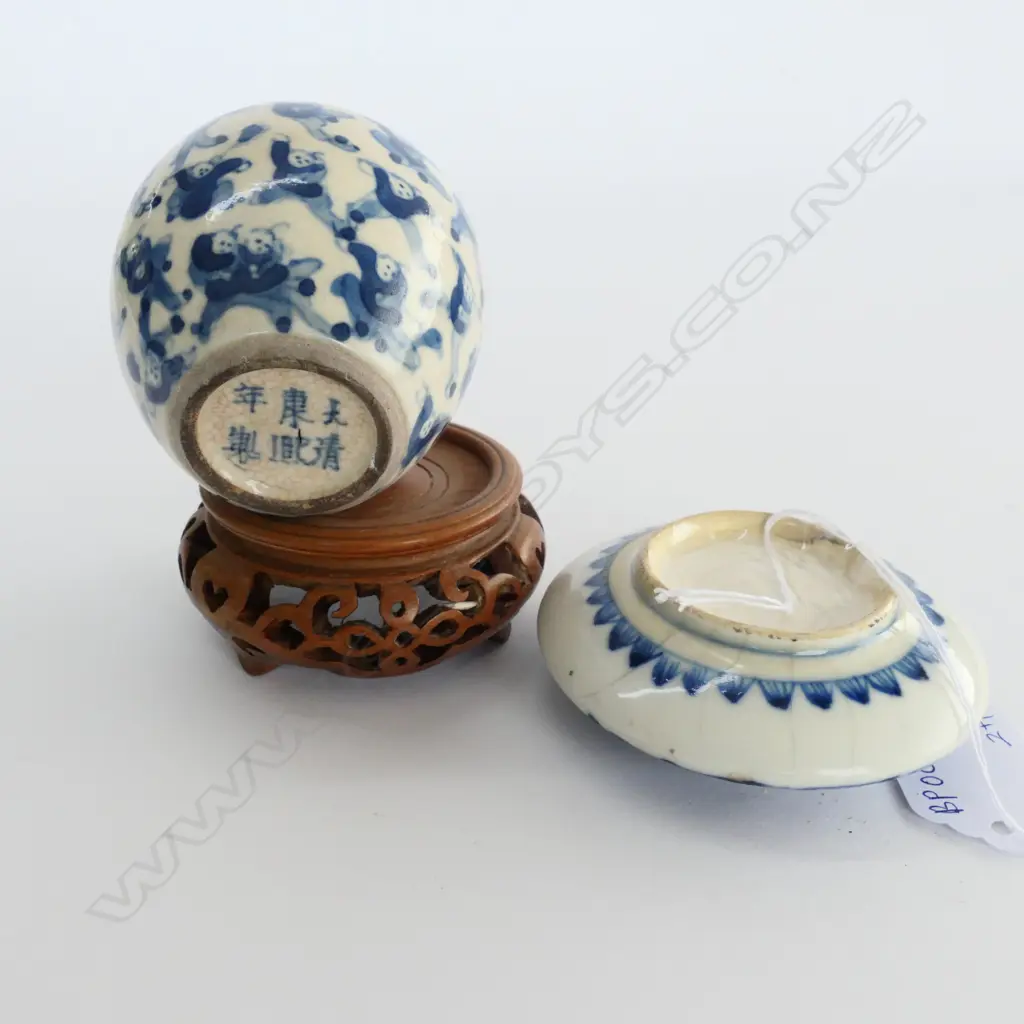 2 B/W ORIENTAL PCES PLUS WOODEN STAND 75MM H Image 1++