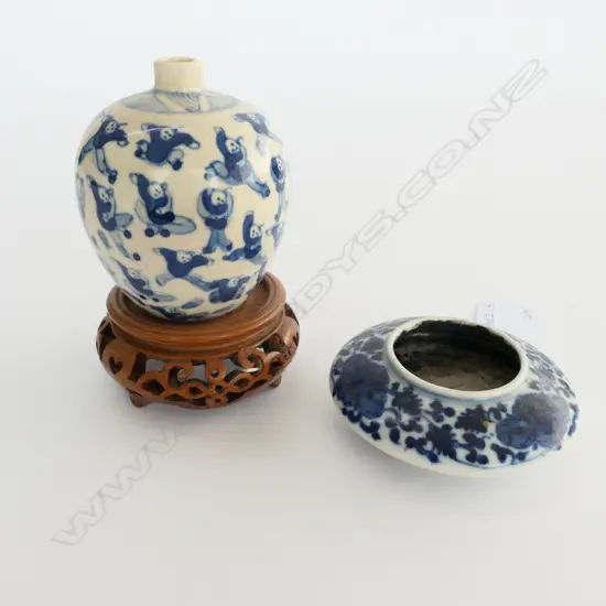 2 B/W ORIENTAL PCES PLUS WOODEN STAND 75MM H