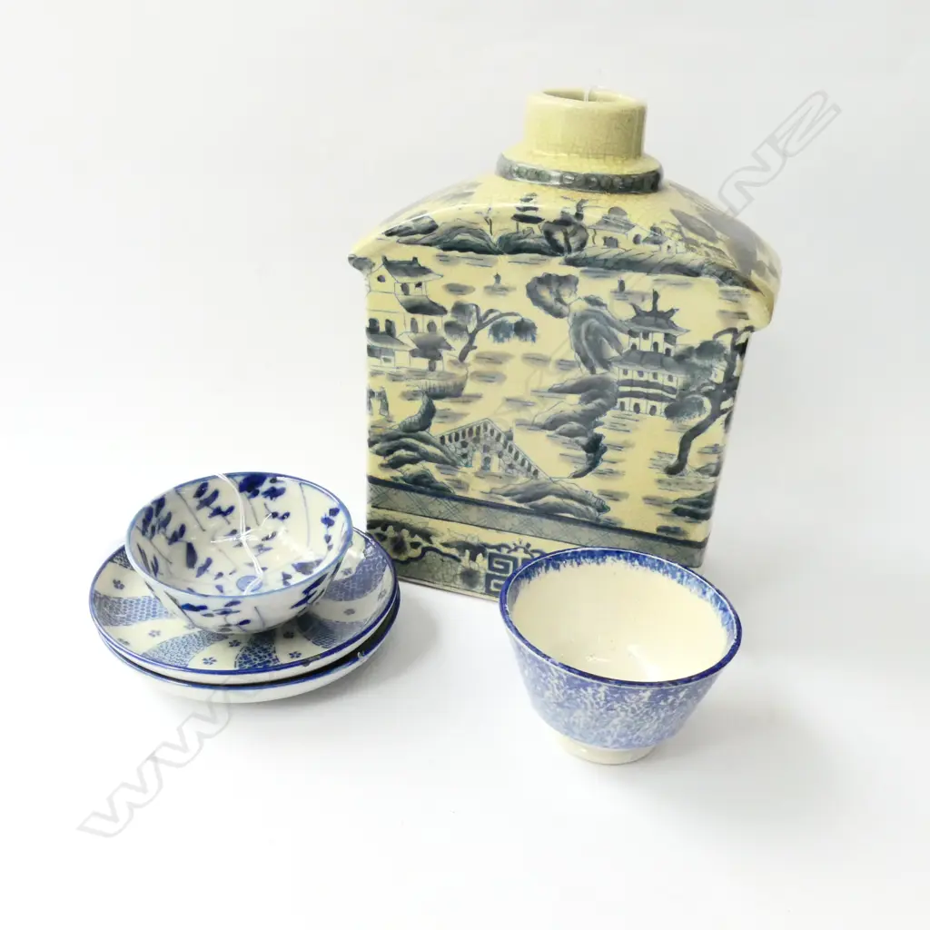 2 B/W CUPS/ SAUCERS & LARGE TEA CADDY Image 1++