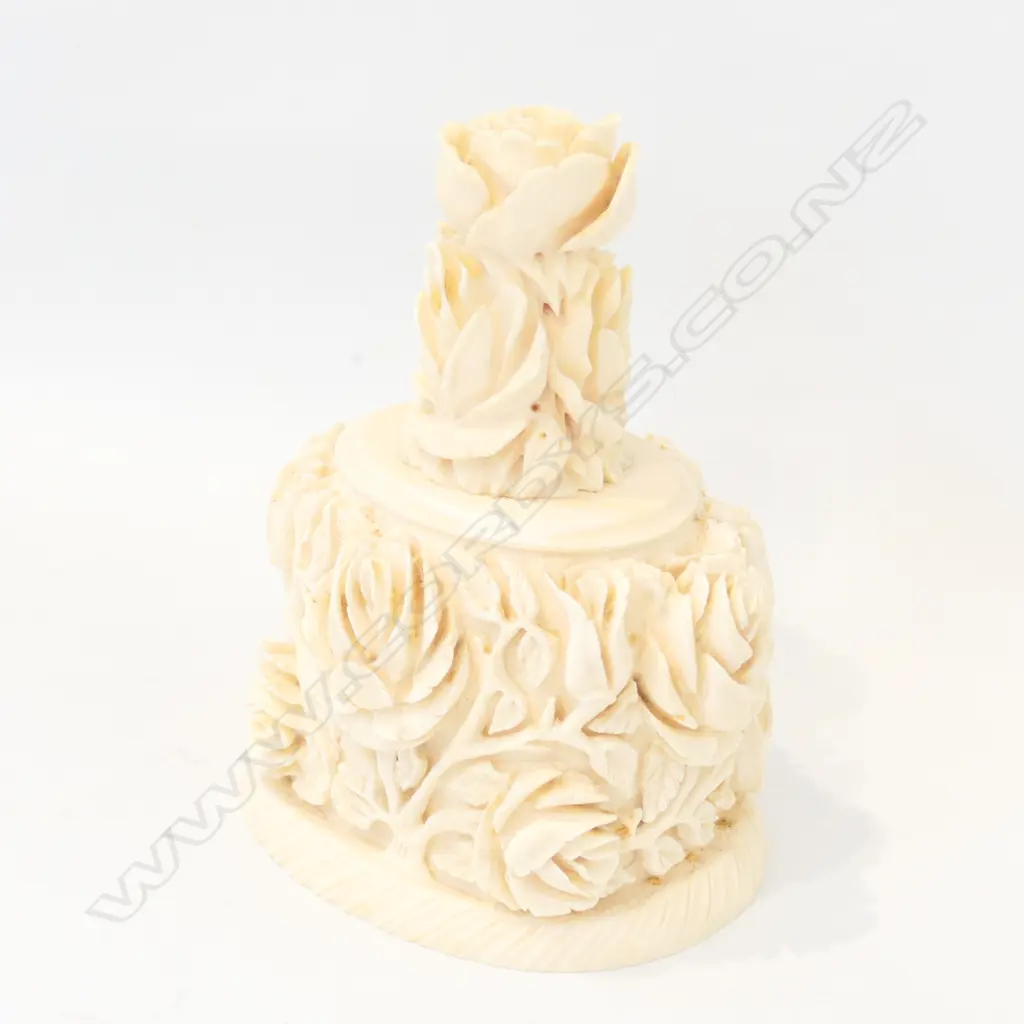 EARLY 20THC CARVED IVORY BOX LIDDED. ROSE DECORATED Image 1++