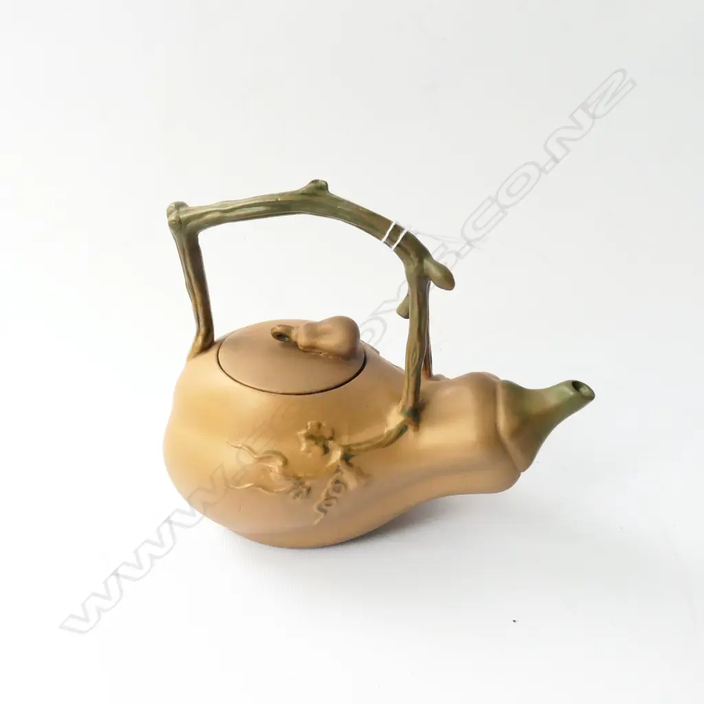 YIXINGWARE ORIENTAL TEAPOT  Image 1++