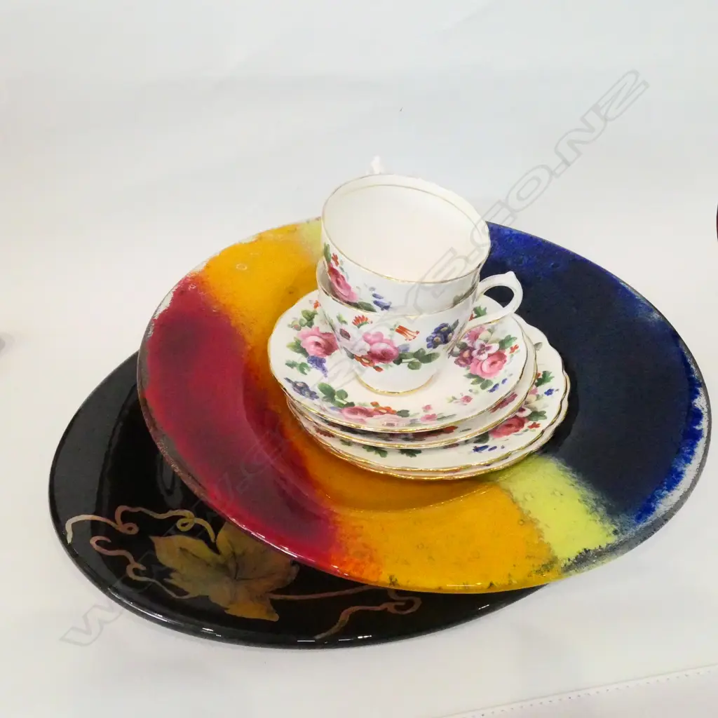 2 PLATES ONE ART GLASS, 2 TRIOS Image 1++