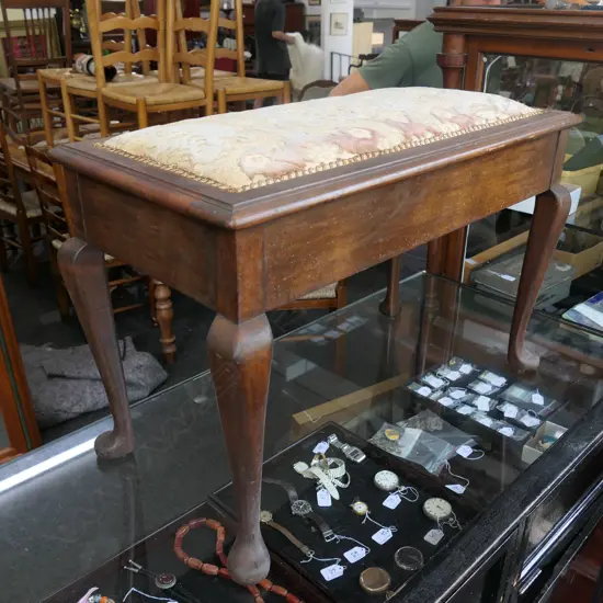 CABRIOLE LEG PIANO STOOL