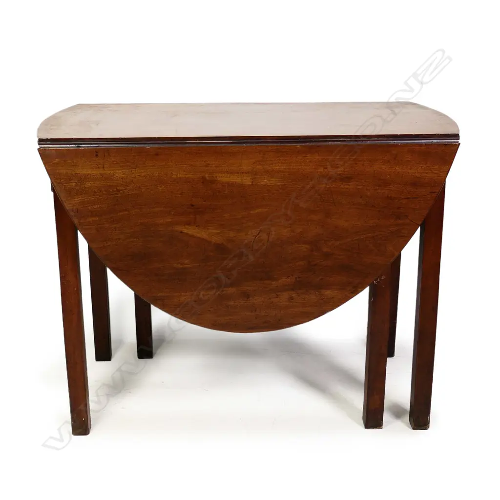 A George III mahogany drop leaf table Image 1++