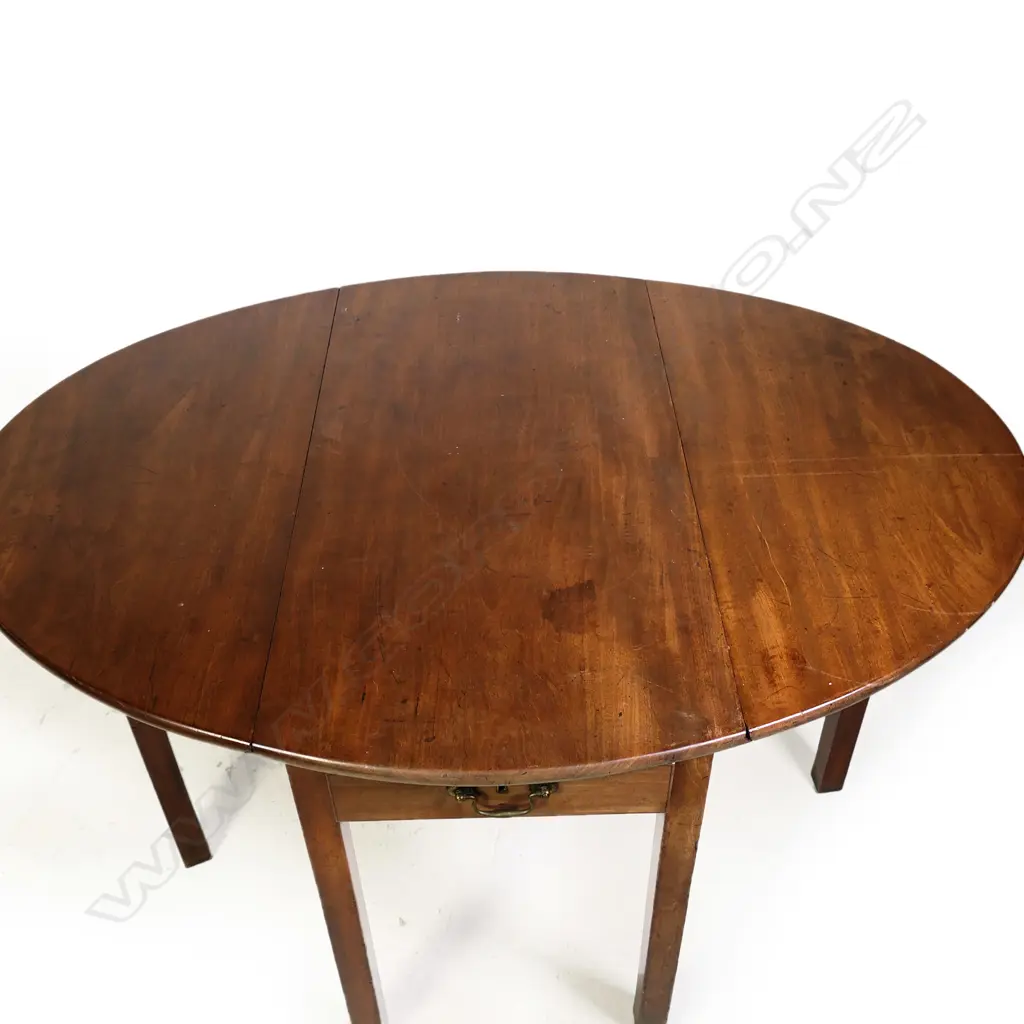 A George III mahogany drop leaf table Image 1++