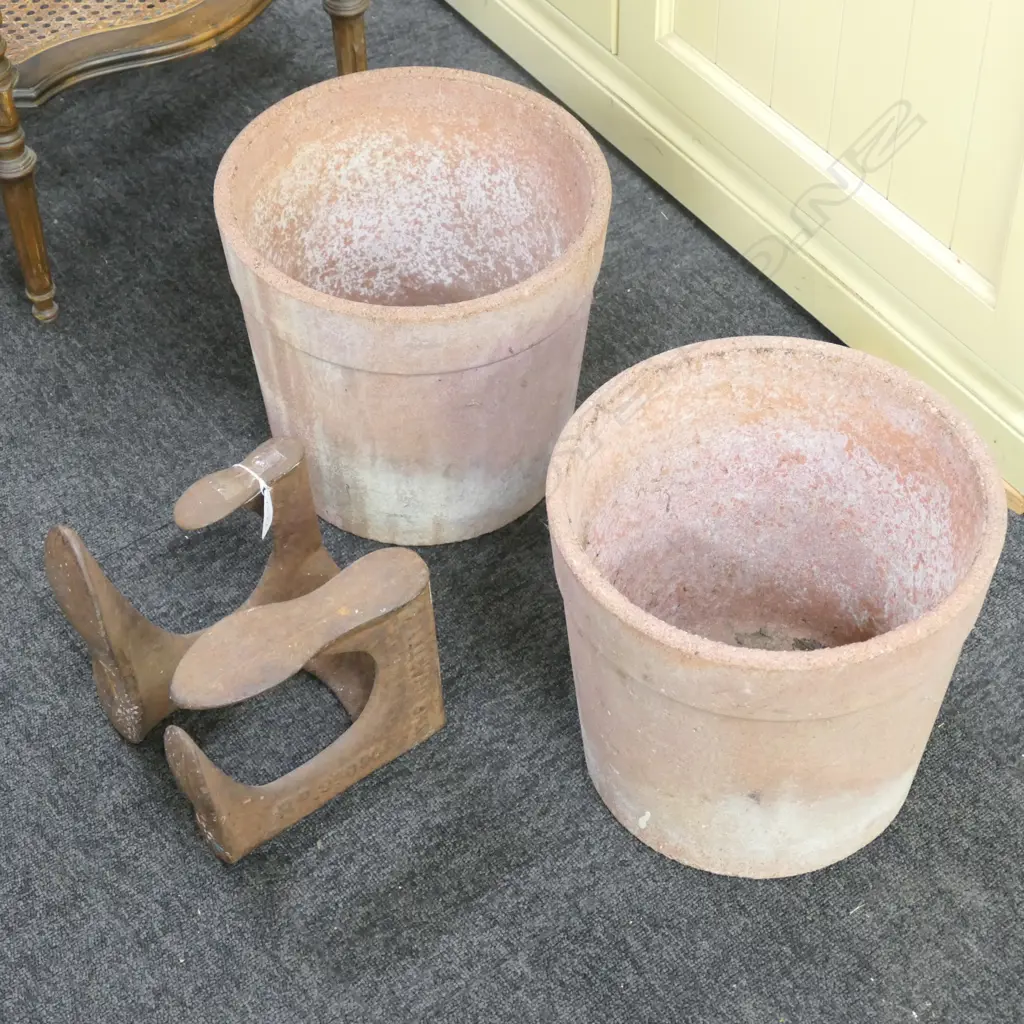 IRON COBBLERS LAST AND TWO TERRACOTTA POTS Image 1++