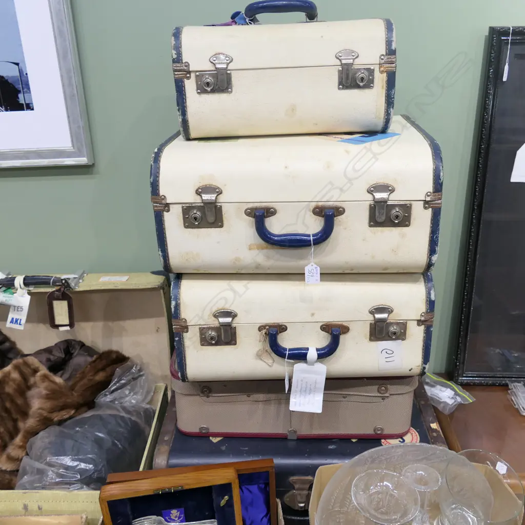 5 VINTAGE SUITCASES; 3 A SET Image 1++