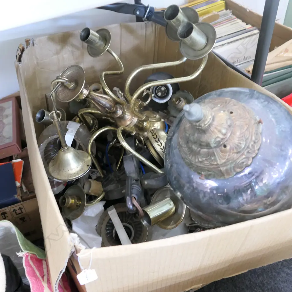 3 BRASS LIGHT FITTINGS/0NE WOODEN/+ ONE GLASS PENDANT Image 1++