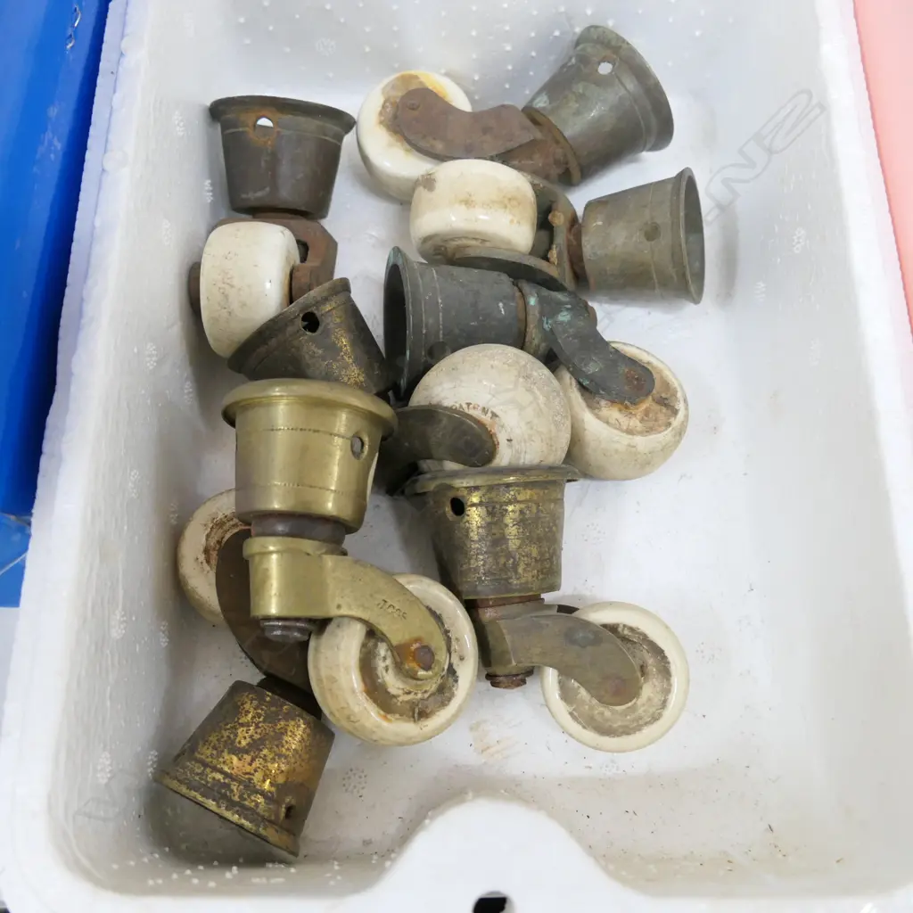 LOT ASST CASTERS Image 1++