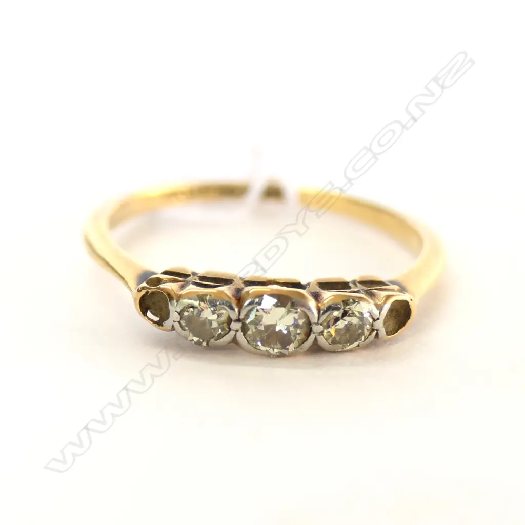 ANTIQUE 18CT GOLD AND DIAMOND RING (WORN 2 DIAMONDS MISSING) Image 1++
