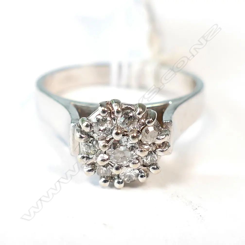 18CT WHITE GOLD DIAMOND CLUSTER RING Image 1++