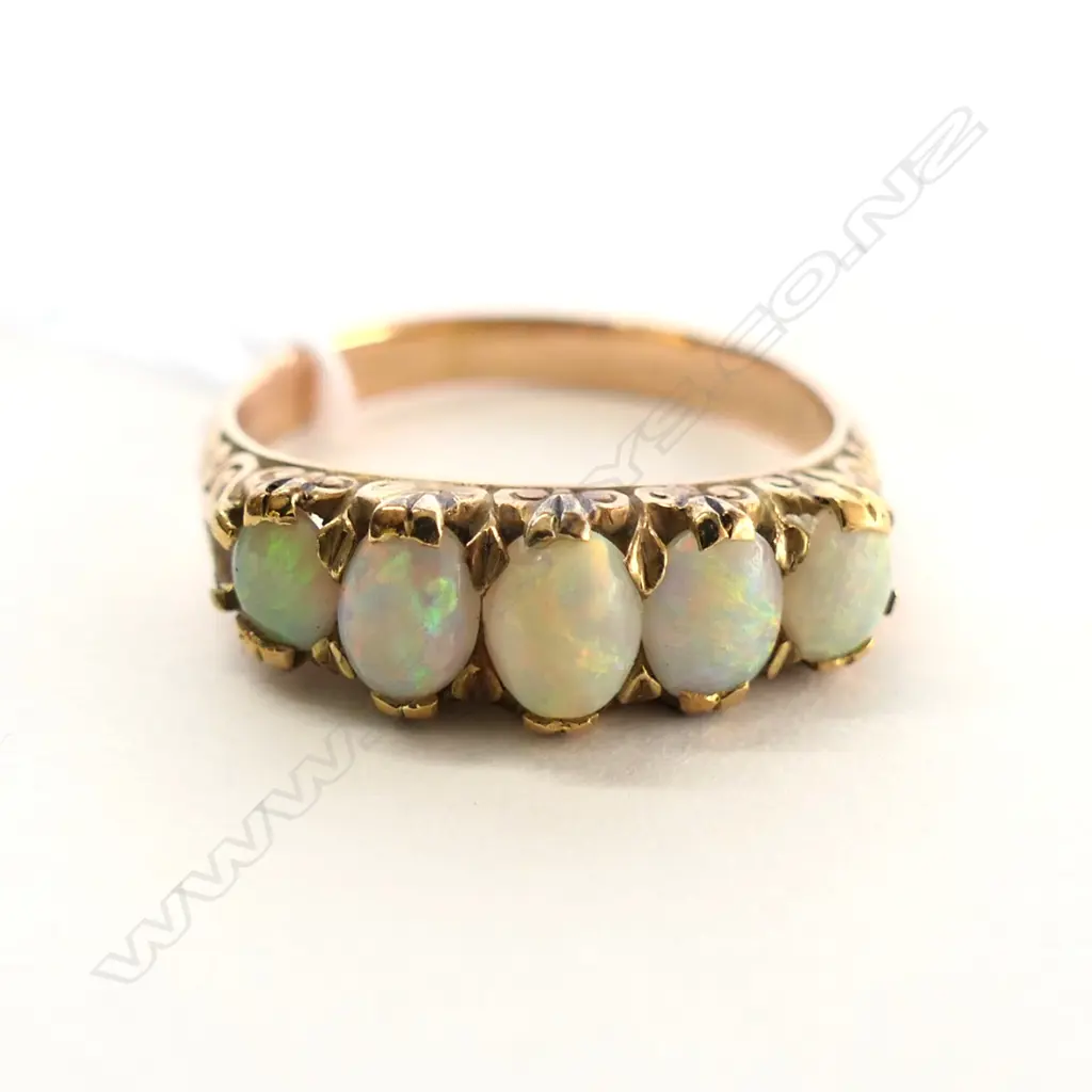 18CT? GOLD AND OPAL RING Image 1++