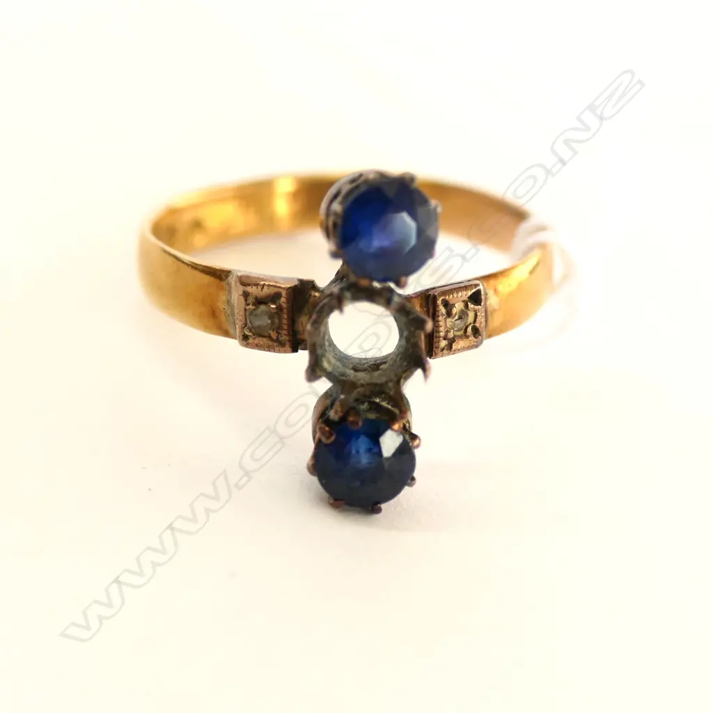 18CT GOLD SAPPHIRE/DIAMOND RING (CENTRAL STONE ABSENT) 2.61gm Image 1++