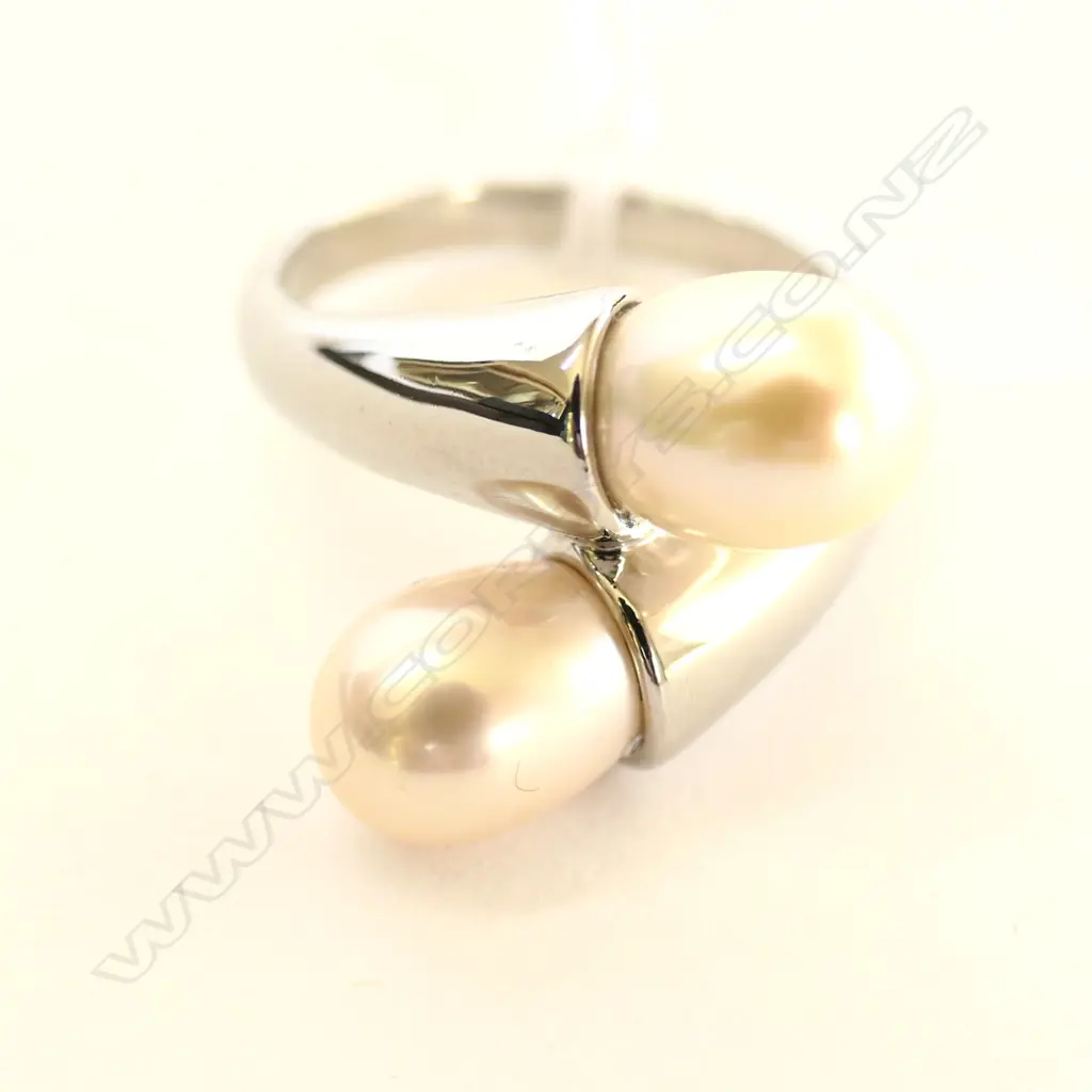 SILVER AND PEARL RING  Image 1++