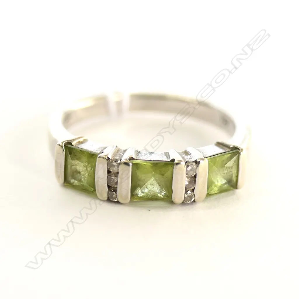 9CT WHITE GOLD PERIDOT AND DIAMOND RING Image 1++