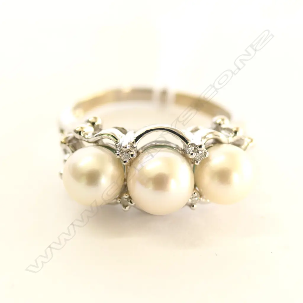 14CT WHITE GOLD PEARL AND DIAMOND RING Image 1++