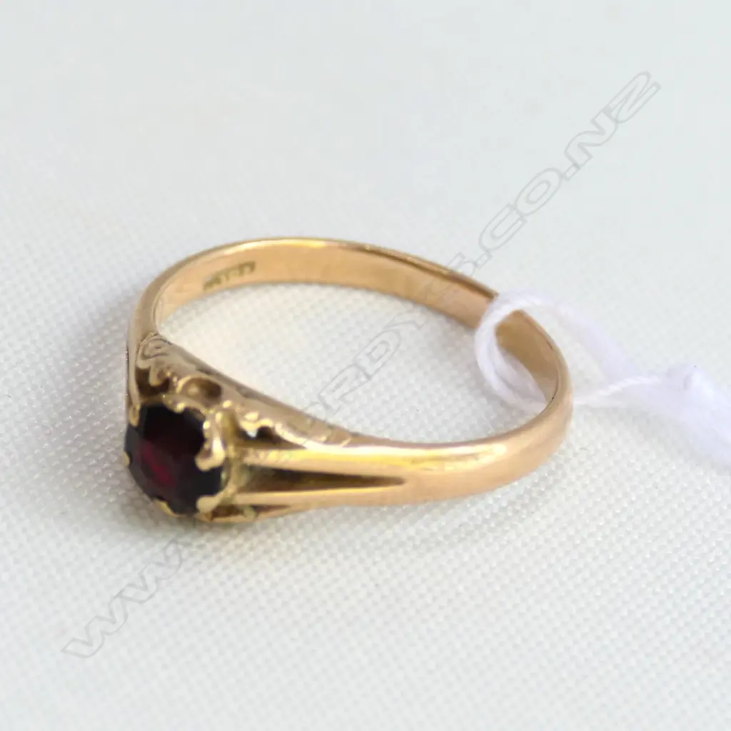 18 CT GOLD & GARNET RING 3.07GMS Image 1++