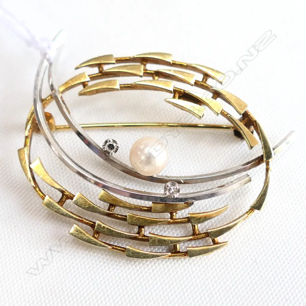 A c.1960s/70s German 14ct. gold diamond and pearl brooch Image 1++