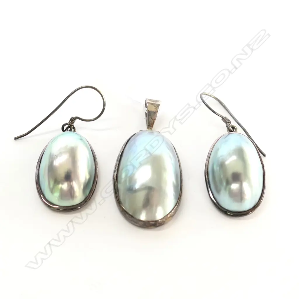 SILVER AND PEARL PENDANT AND EARRINGS Image 1++