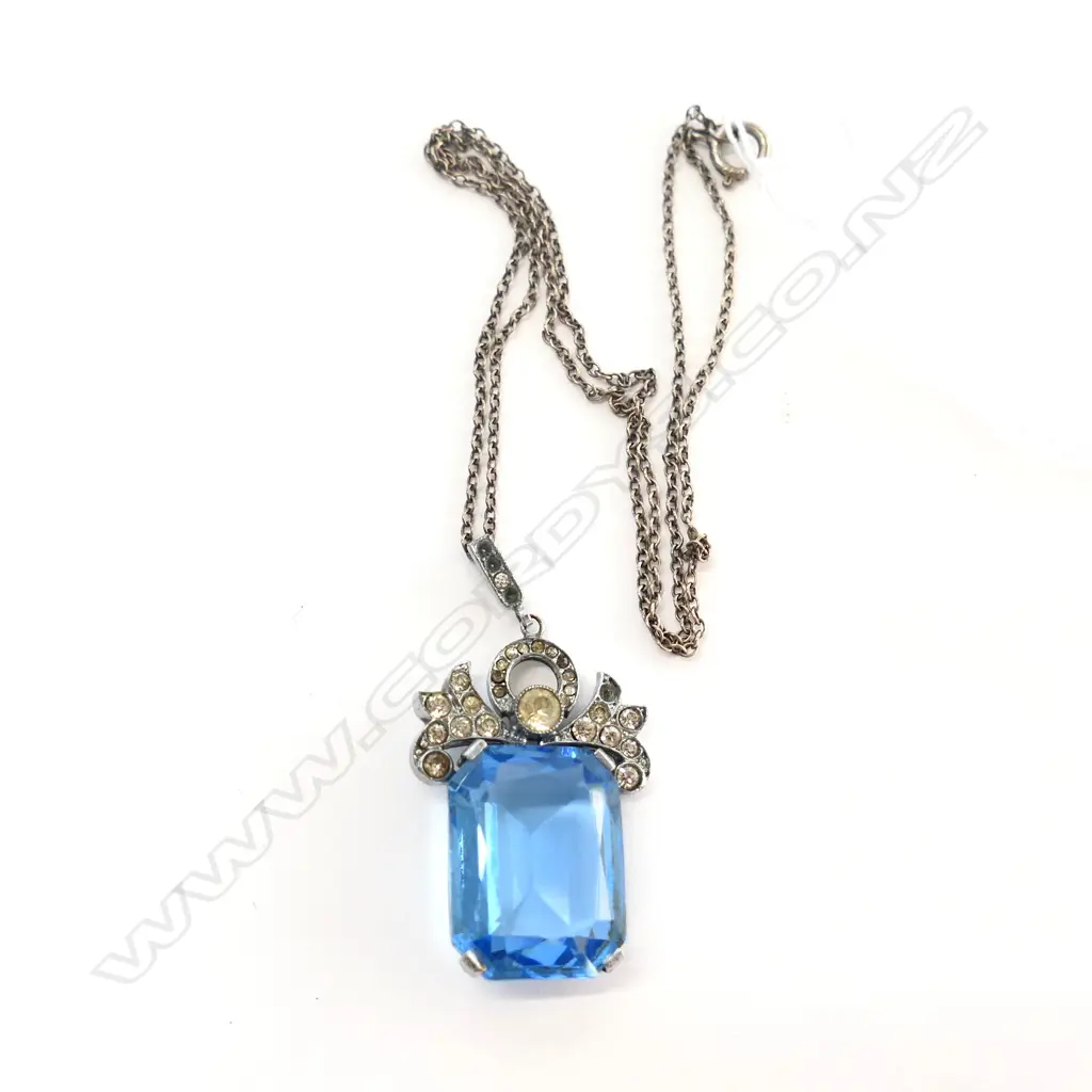 VERY PRETTY COSTUME FAUX SAPPHIRE PENDANT ON SILVER CHAIN Image 1++