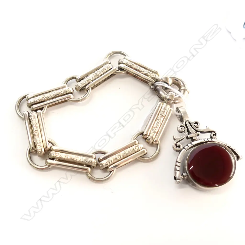 ANTIQUE STYLE SILVER BRACELET AND CARNELIAN SPINNER Image 1++