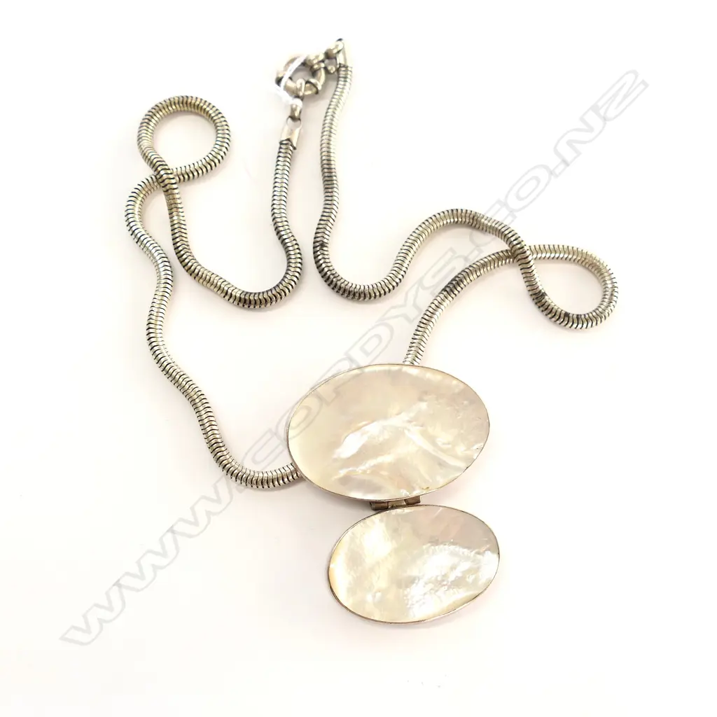 SILVER AND MOP PENDANT AND CHAIN Image 1++