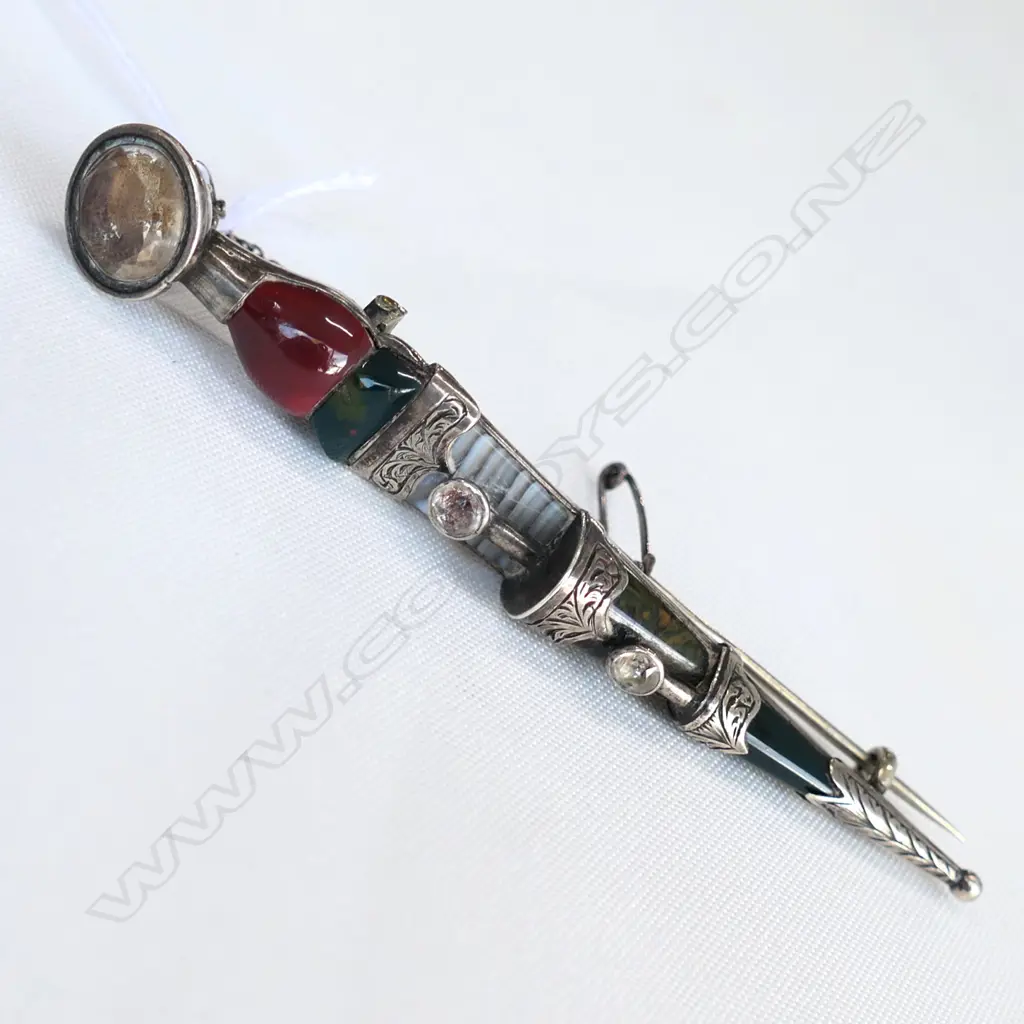 A Victorian Scottish silver and pebble brooch Image 1++