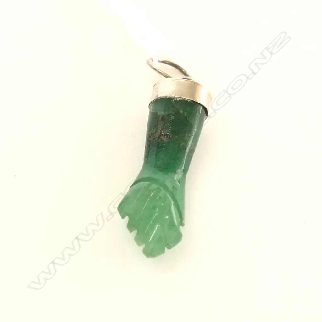 SILVER AND POUNAMU CLENCHED FIST PENDANT Image 1++