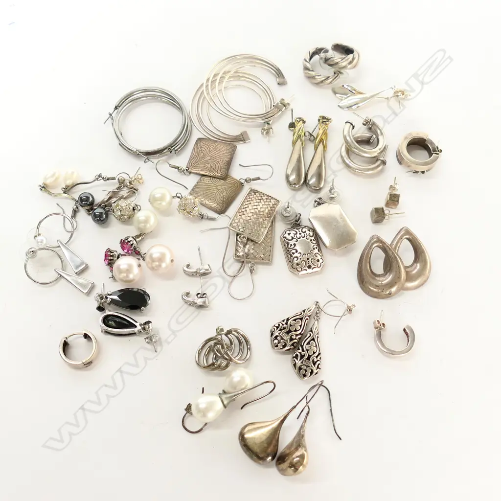 GOOD BIG BAG ASSORTED SILVER EARRINGS Image 1++