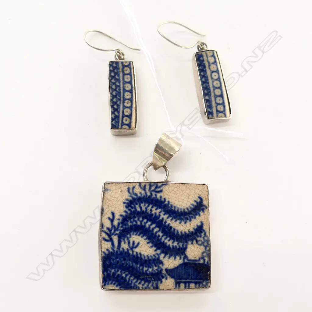 ANTIQUE WILLOW PATTERN CHINA  SILVER PENDANT AND EARRINGS Image 1++
