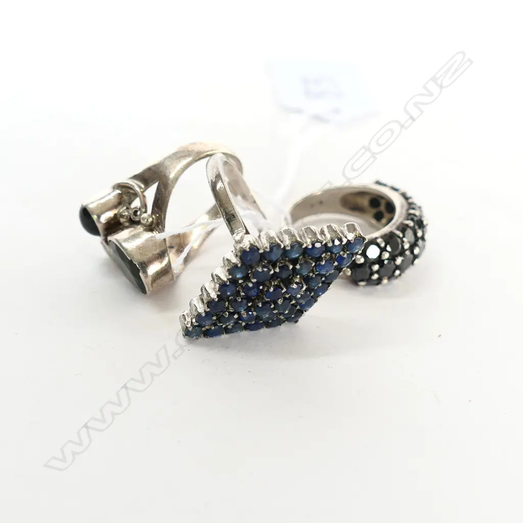 THREE SILVER GEMSTONE SET RINGS Image 1++