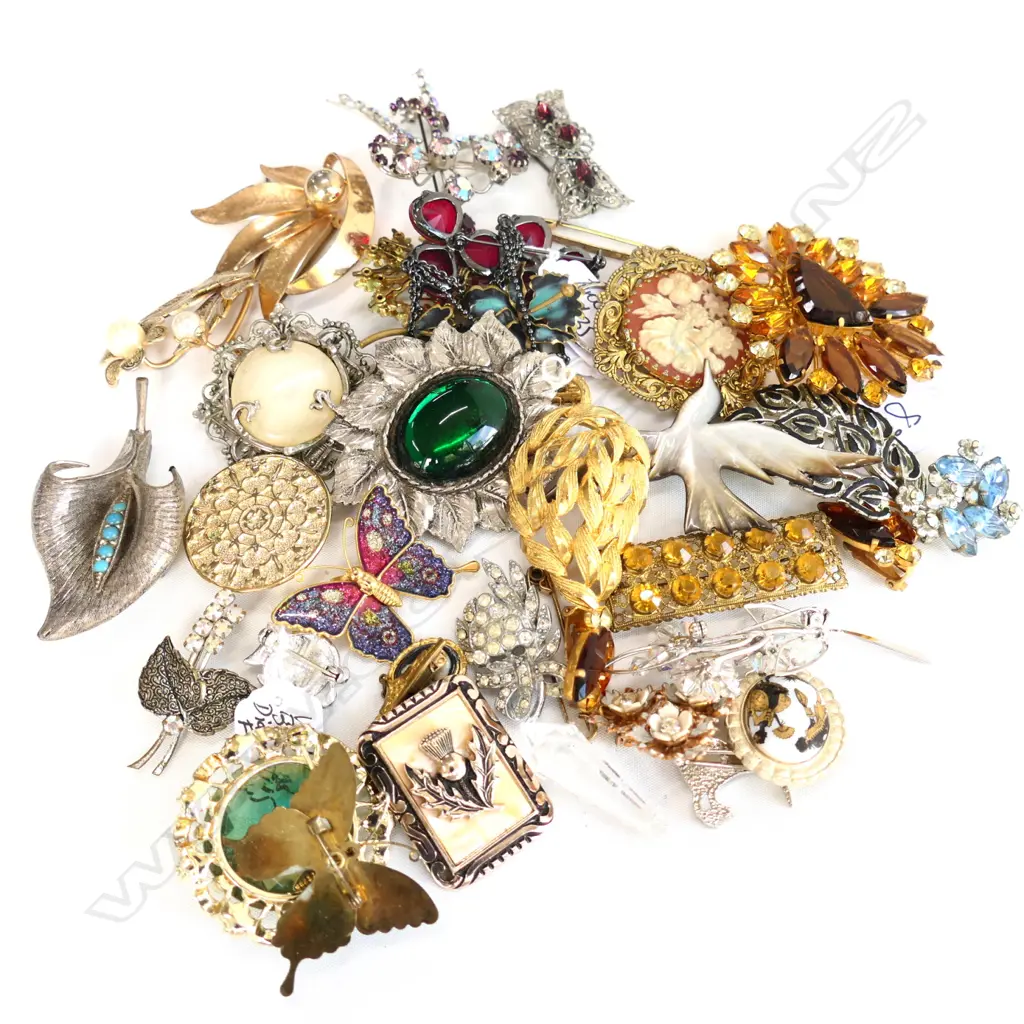 LARGE LOT VINTAGE BROOCHES  Image 1++