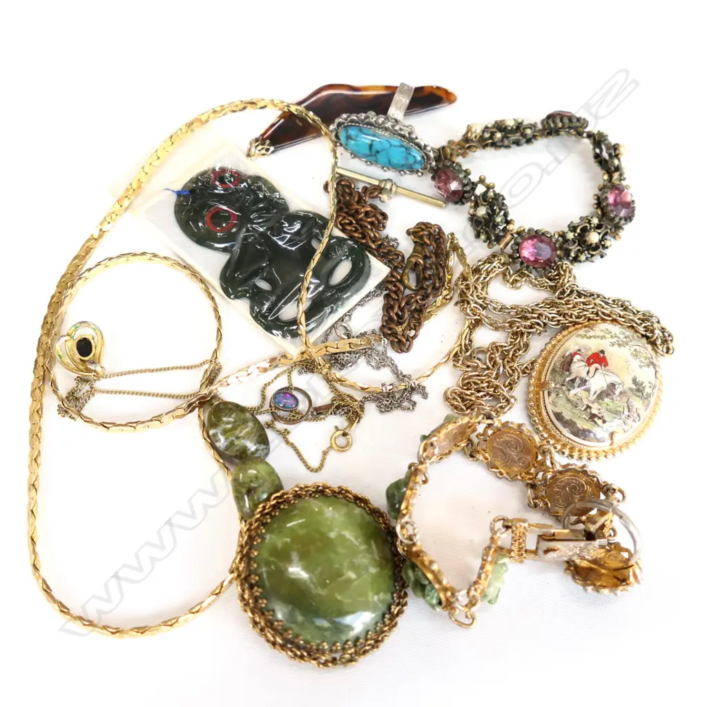 LOT COSTUME JEWELLERY INCL GREEN SET  Image 1++
