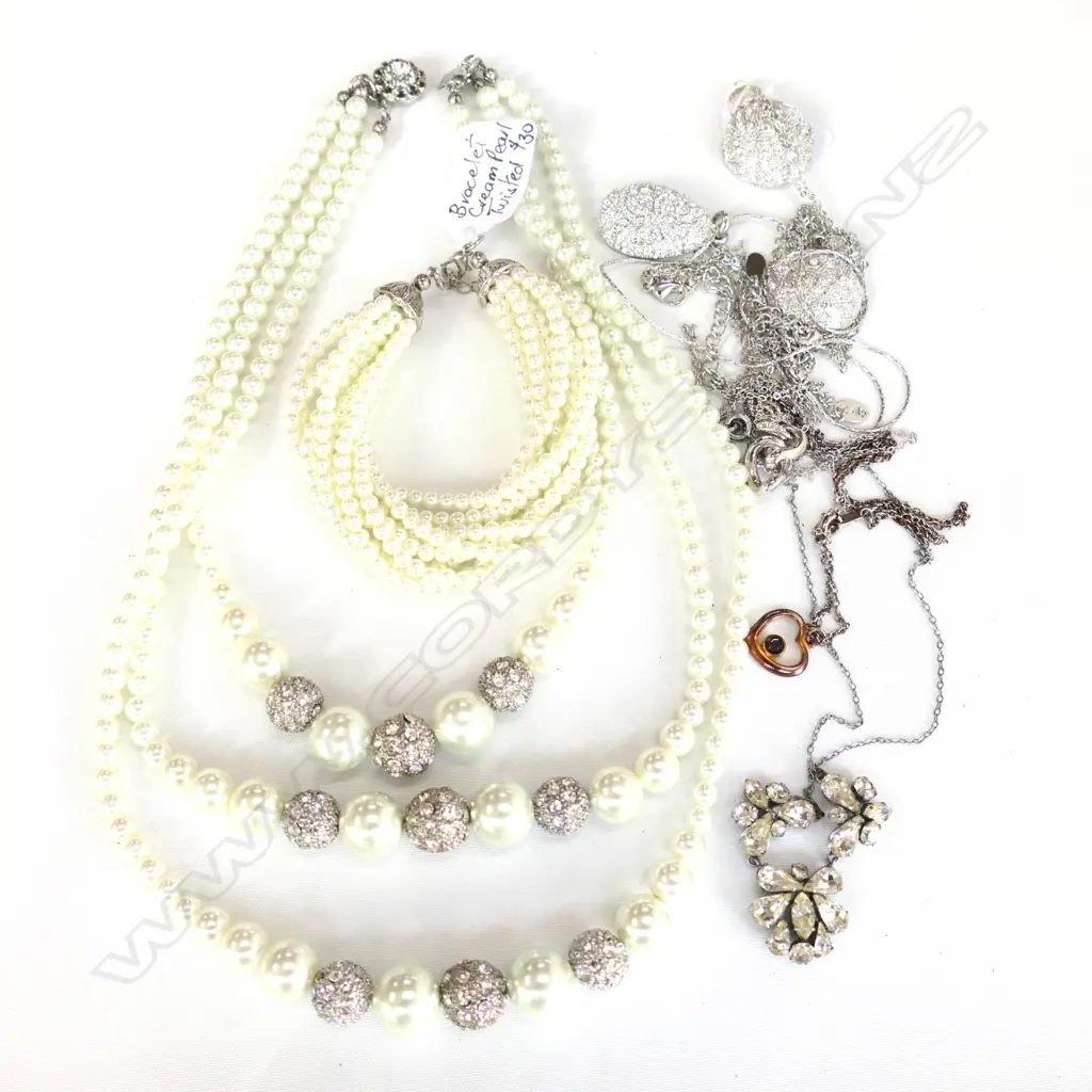 LOT PEARL & DIAMANTE COSTUME JEWELLERY  Image 1++