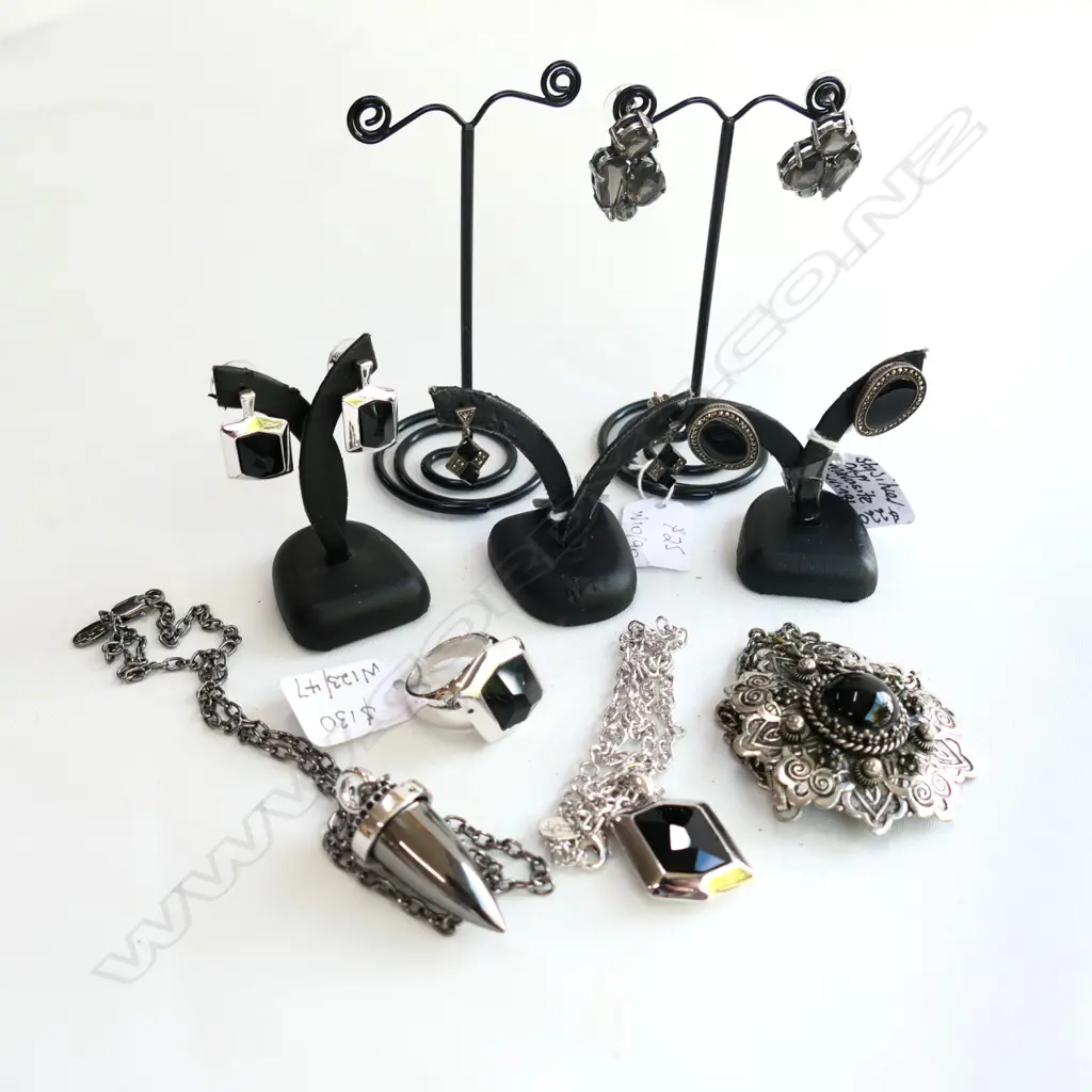 LOT COSTUME JEWELLERY, EARRINGS, NECKLACES & RING Image 1++