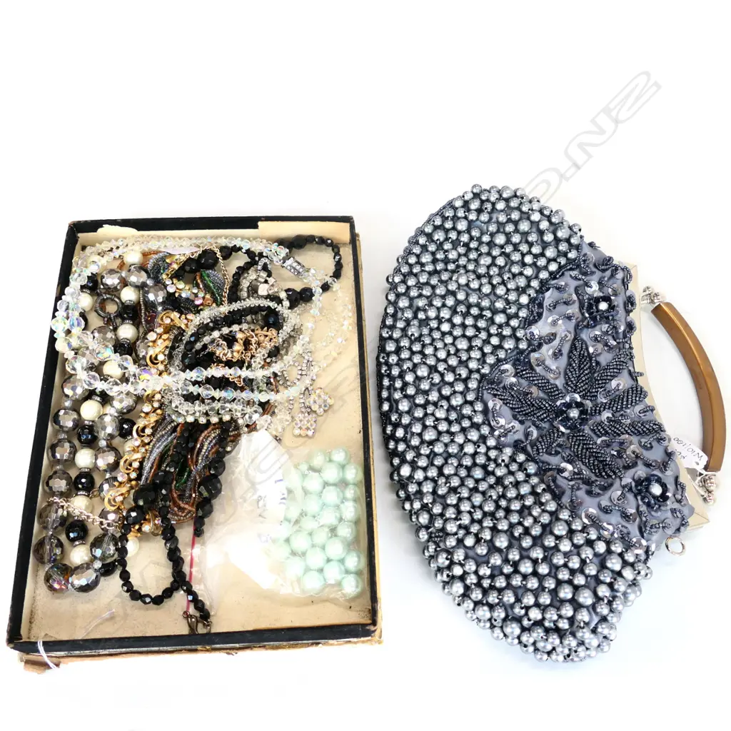 LOT DIAMANTE + BEAD COSTUME JEWELLERY + EVENING BAG Image 1++