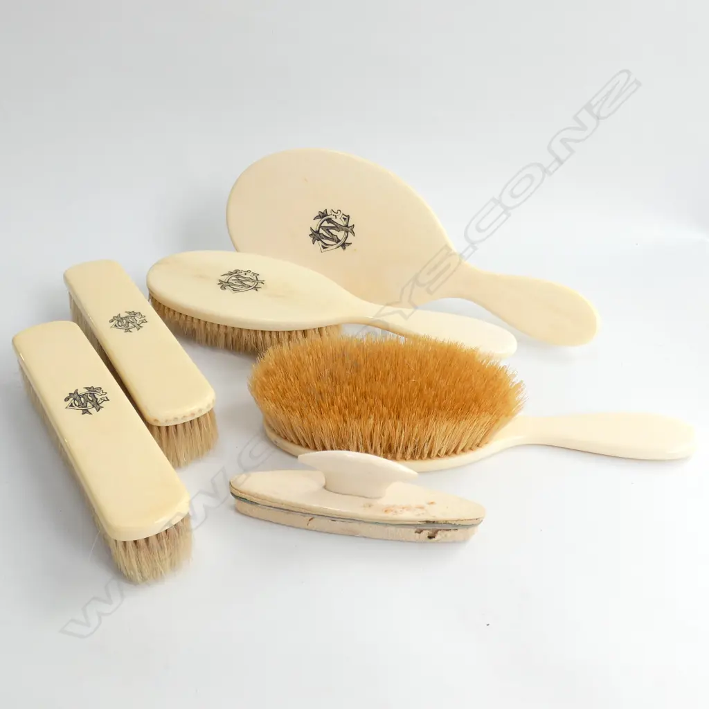 IVORENE VANITY SET INCL 4 BRUSHES, 1 MIRROR & NAIL BUFFER Image 1++
