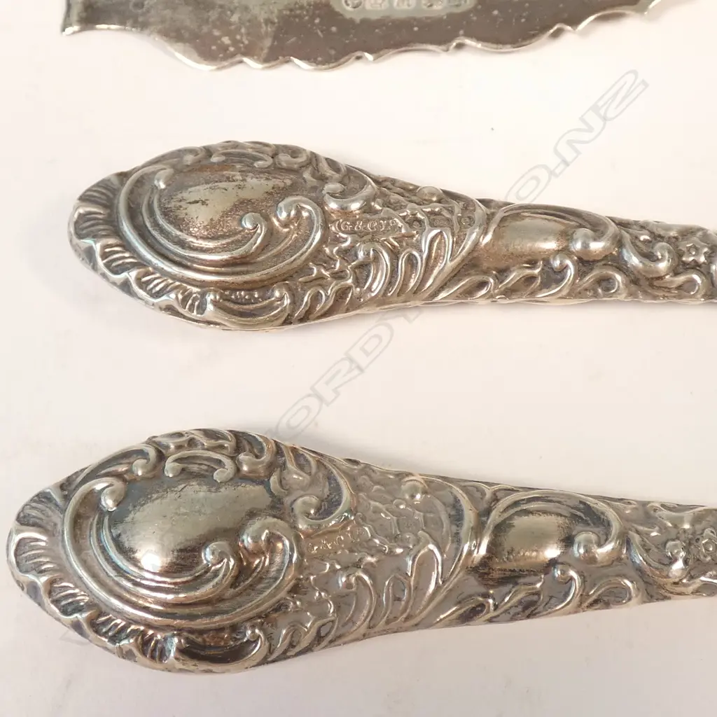 4 STG SILVER PCES; CLOTHES BRUSH, GLOVE HOOK, BUTTER KNIFE AND SHOE HORN Image 1++