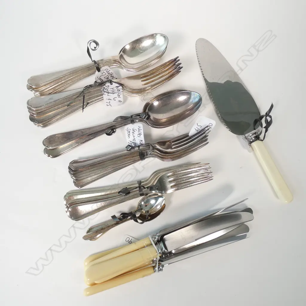 COLLECTION ASST. ART DECO CUTLERY INCL. 'BONE' KNIVES Image 1++
