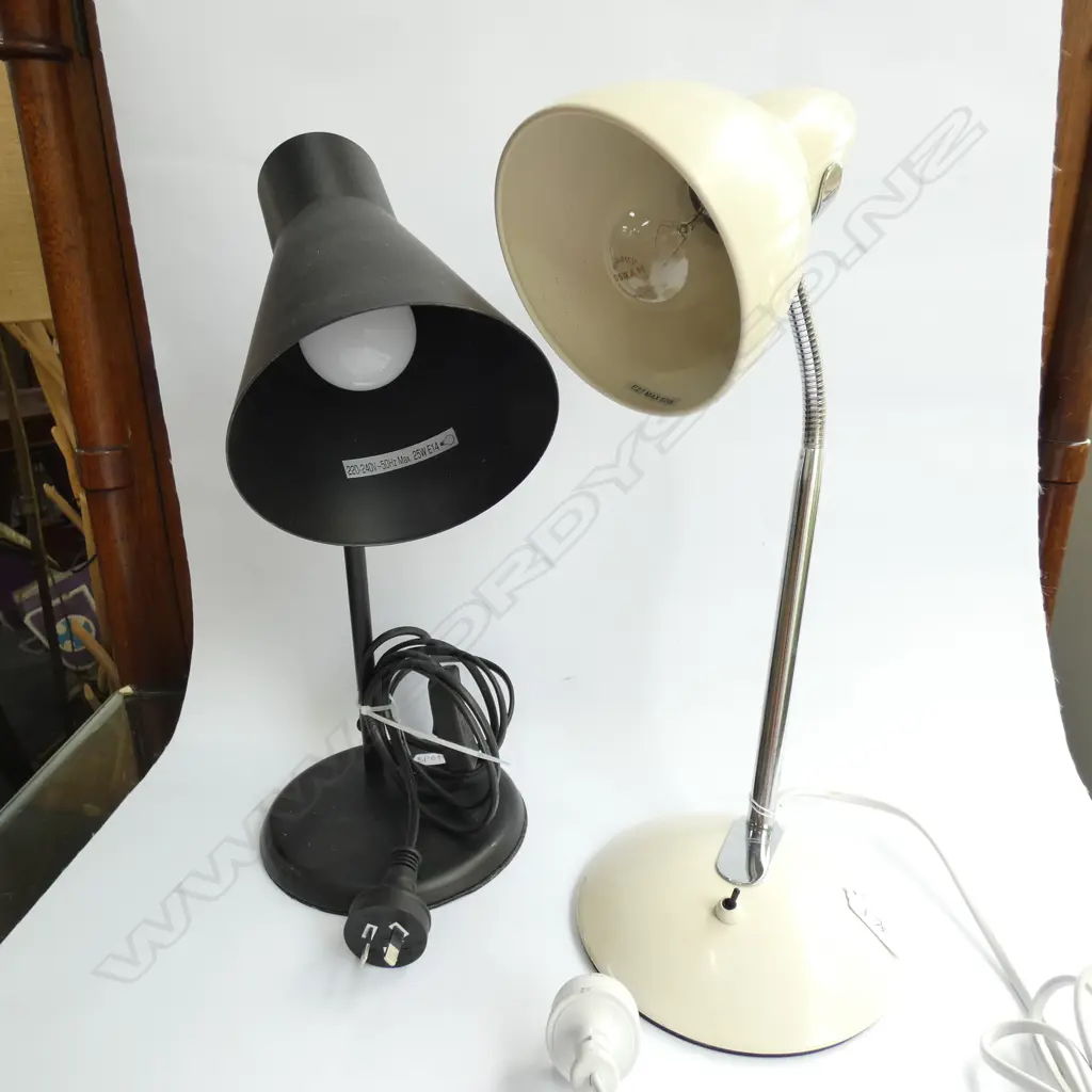2 DESK LAMPS  Image 1++