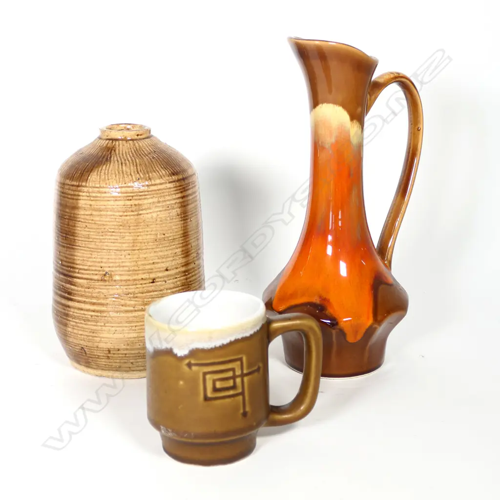3 POTTERY PIECES, 70S JUG &  NZ POTTERY FLAGON (SIGNED) & MUG. JUG H.250MM Image 1++