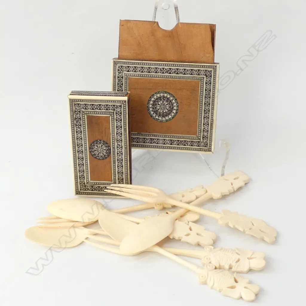 FINELY WORKED INLAY CARD CASE AND 7 PCES BONE CUTLERY Image 1++